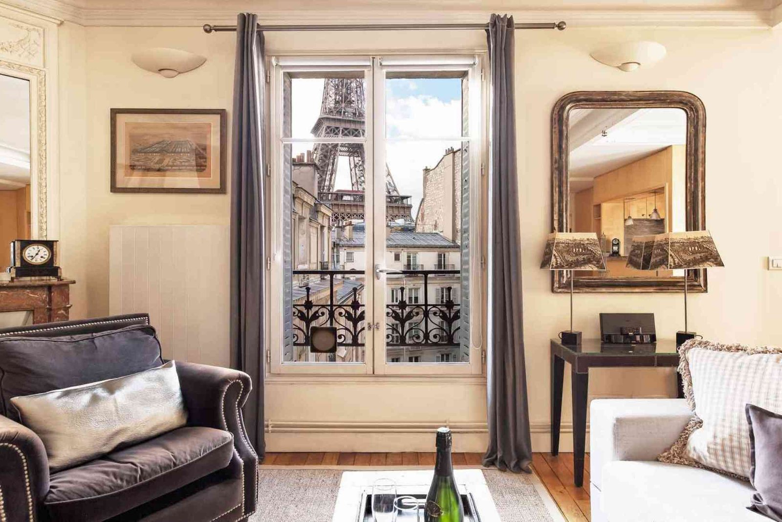 Shopping near the Eiffel Tower